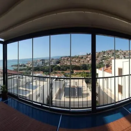 Sunny Seaside Daire